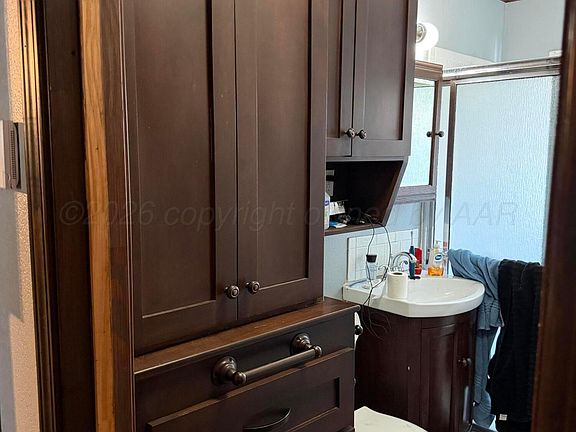 5th image of 215 Hickory St