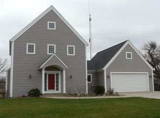 102 Blue Gill Ct, Pella, IA 50219