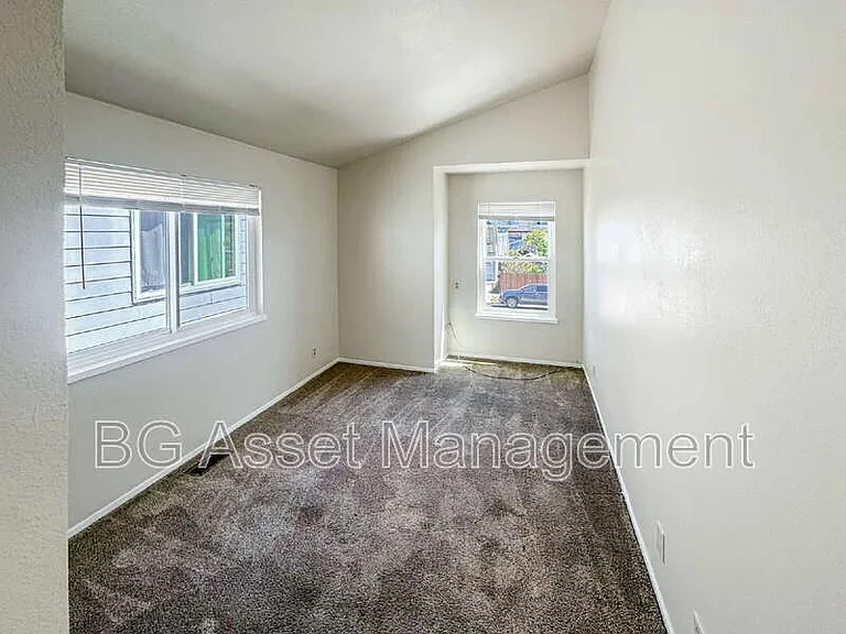 810 3rd St — Photo 9