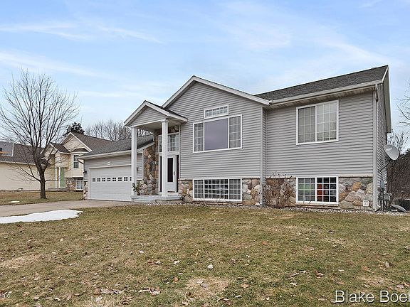2nd image of 2549 Orchard View Dr NE