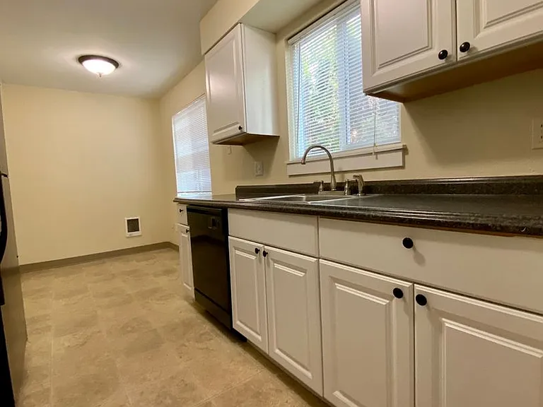 **Free First Month's Rent** Montavilla 2 Bedroom Main Floor Apartment W/ A/C And Off Street Parki... — Photo 7