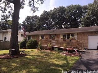 24 Maplewood Dr, Shirley, NY 11967
