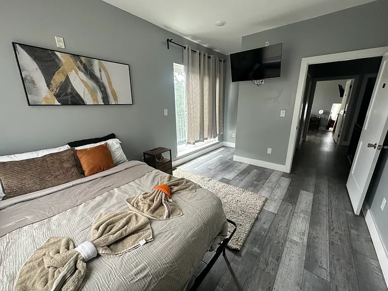 819 42nd St #5 — Photo 5