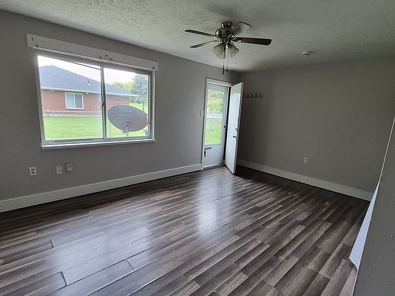 5th image of 1120 Crocus Dr #B