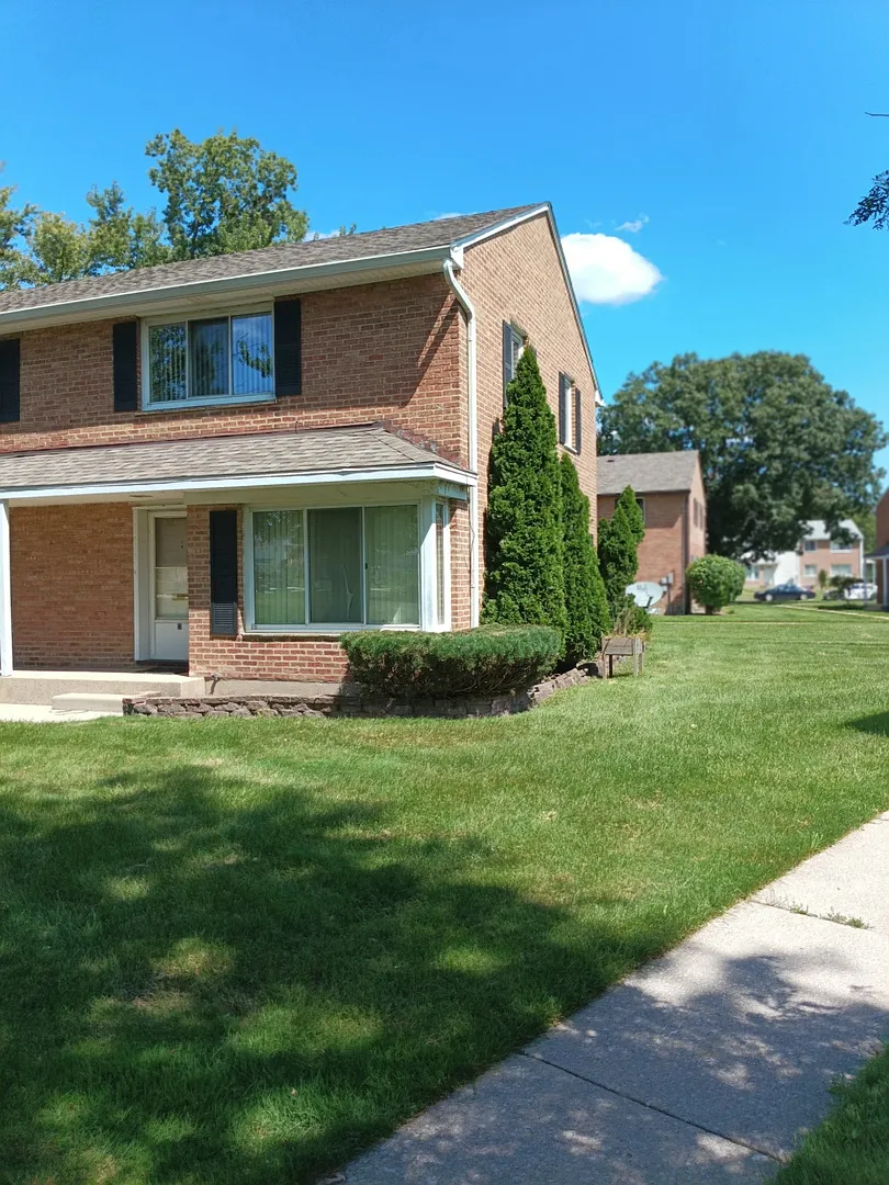 2 bed, 925 sqft, $1,575 — Photo 1