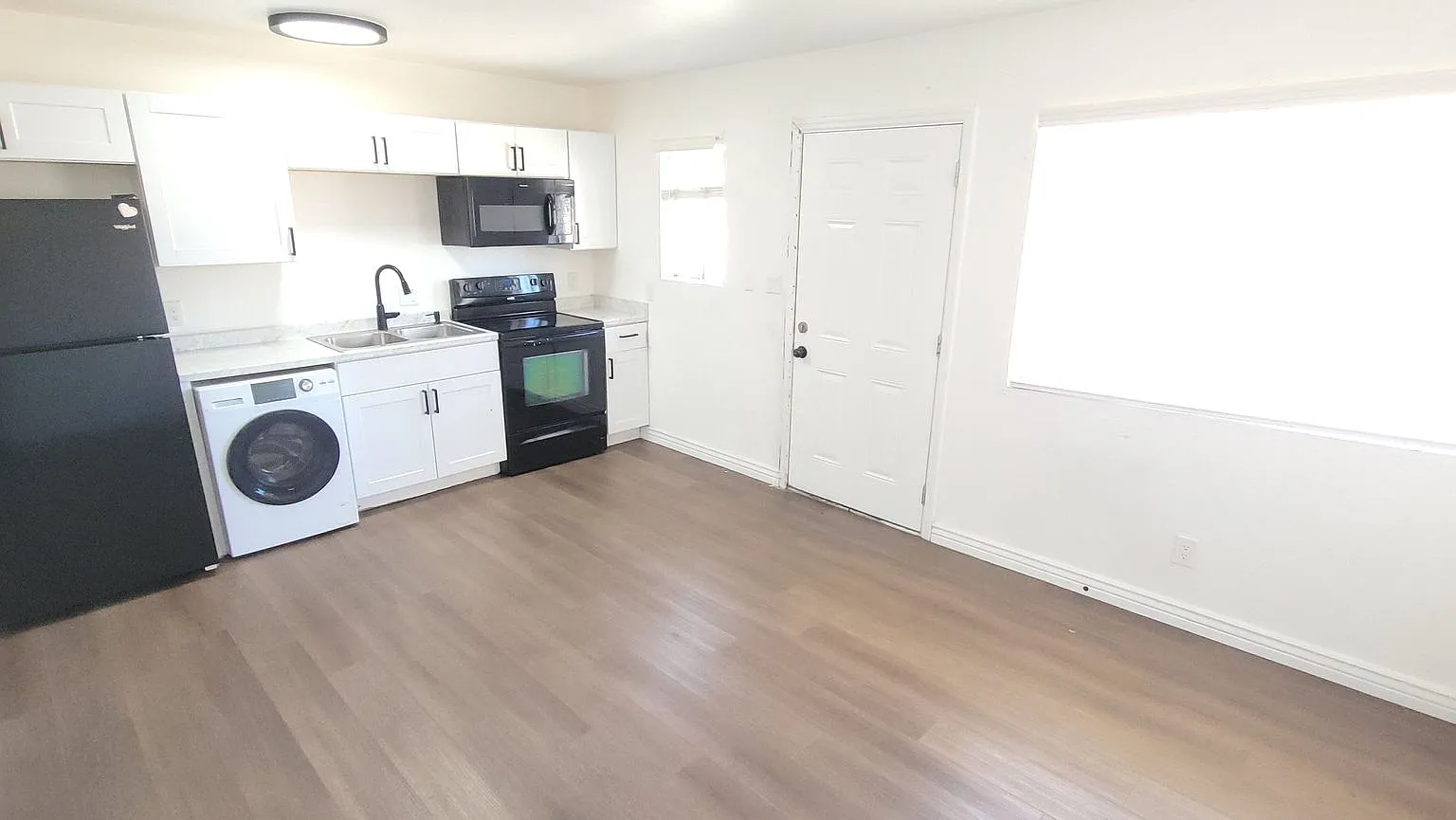 1 Bedroom Unit In Prime Phoenix Location — Photo 4