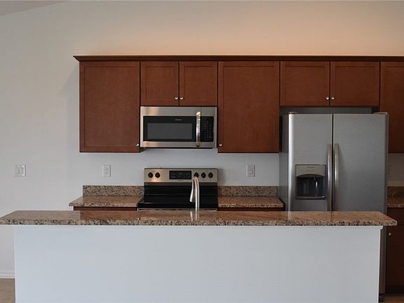 3rd image of 102 NE 15th Terrace Cpe