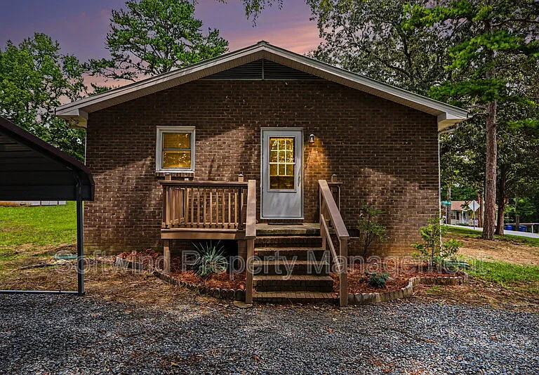 1050 Pinecrest Dr — Photo 3