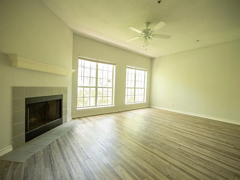3x2.5 Living Room w/ Fireplace