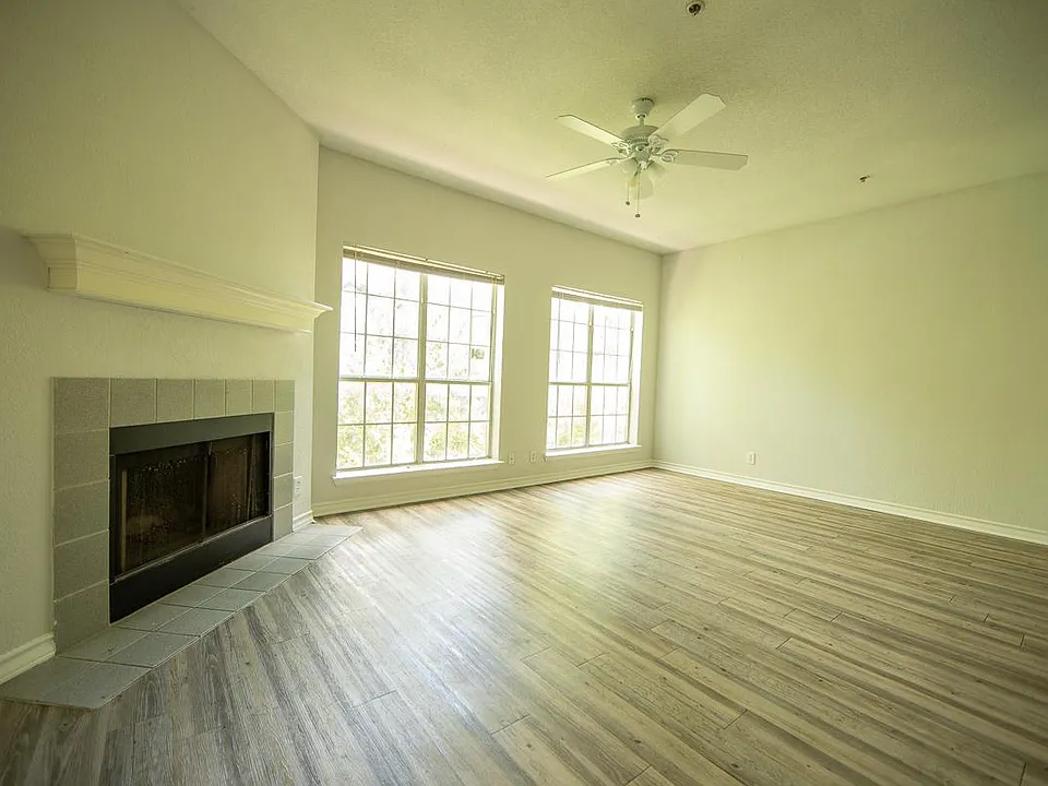 3x2.5 Living Room w/ Fireplace