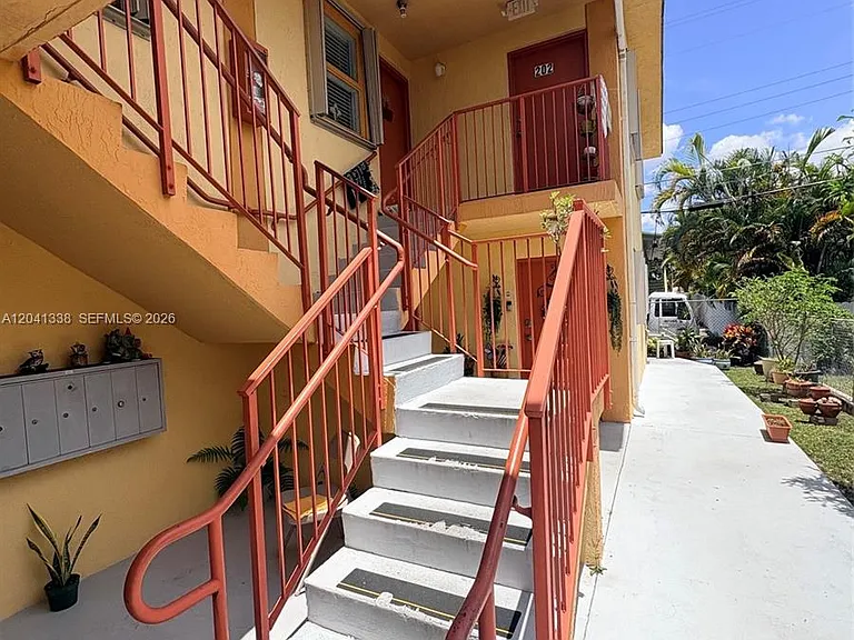 231 E 7th St #202 — Photo 3