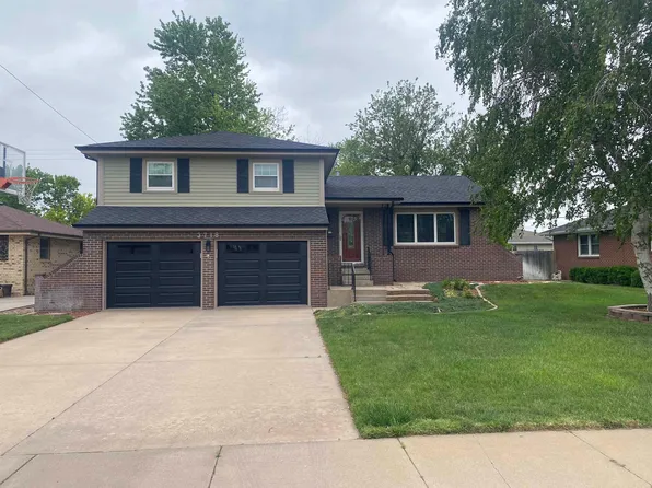 3718 Meadowlark Ln, Great Bend, KS 67530