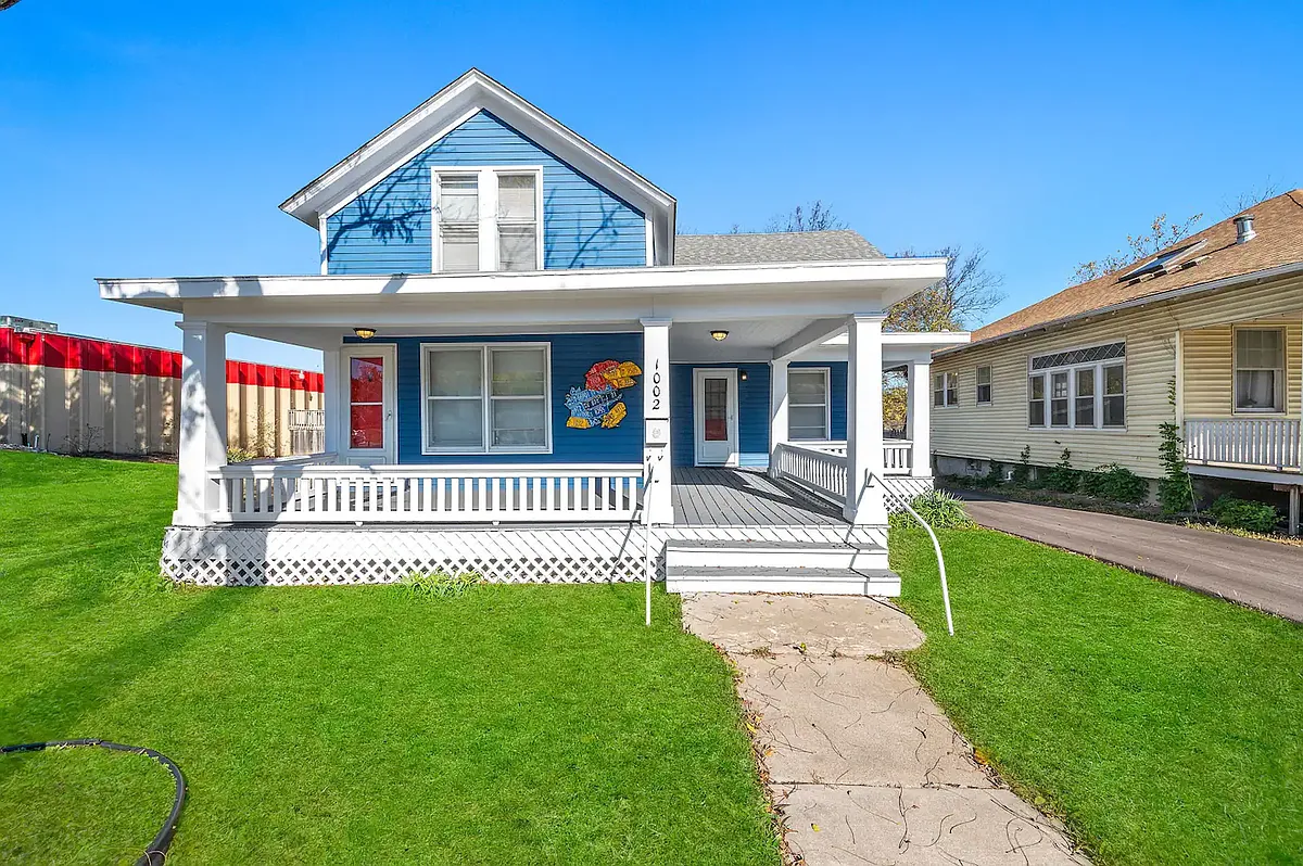 Stunning KU colors - 1002 W 6th St