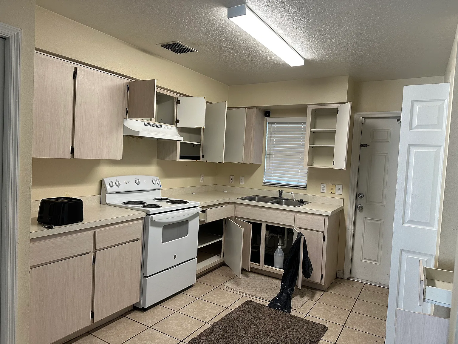 2 bed, 1.5 bath, 930 sqft, $1,500 — Photo 2