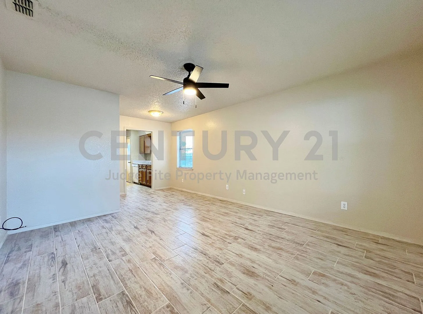 Adorable 2/2 Duplex in Weatherford For Rent! — Photo 2