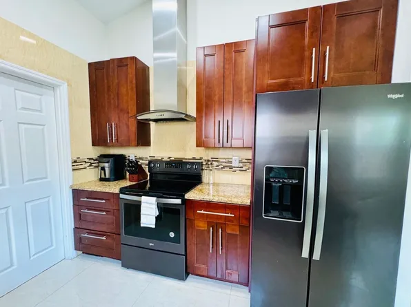 330 SW 35th Ave, Deerfield Beach, FL 33442