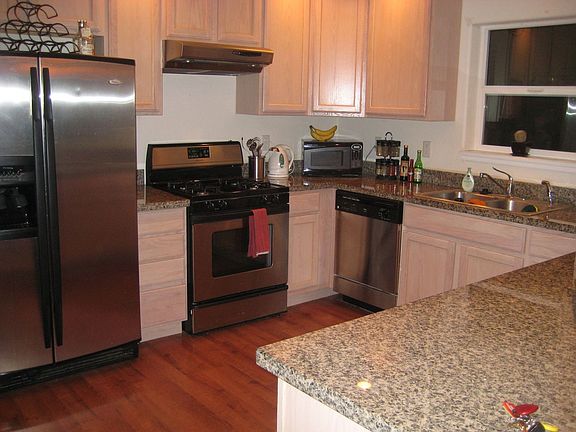 Kitchen - granite countertops