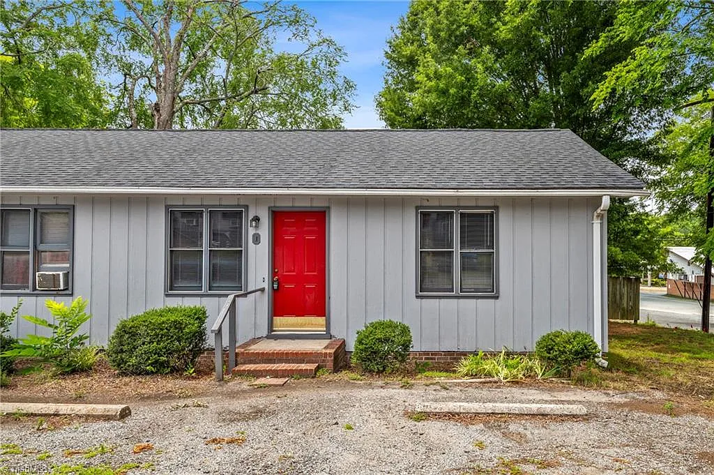 2 bed, 1.0 bath, 725 sqft, $925 — Photo 1