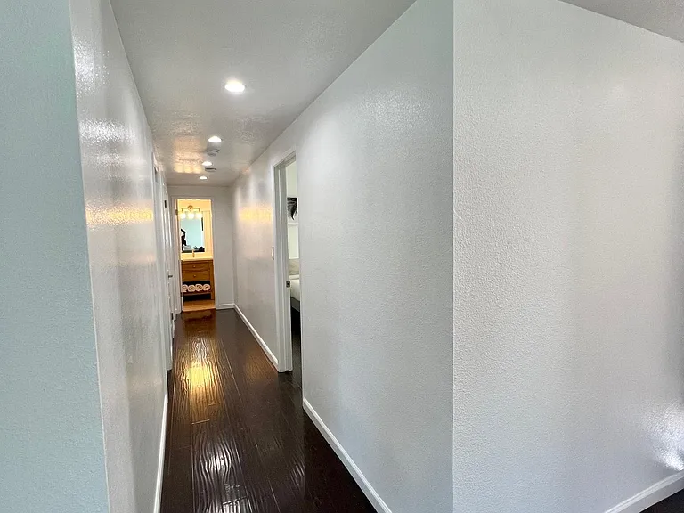 20851 Burbank Blvd — Photo 4