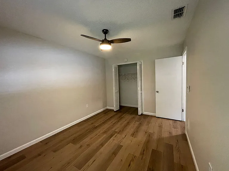 117 E Myrtle St — Photo 10