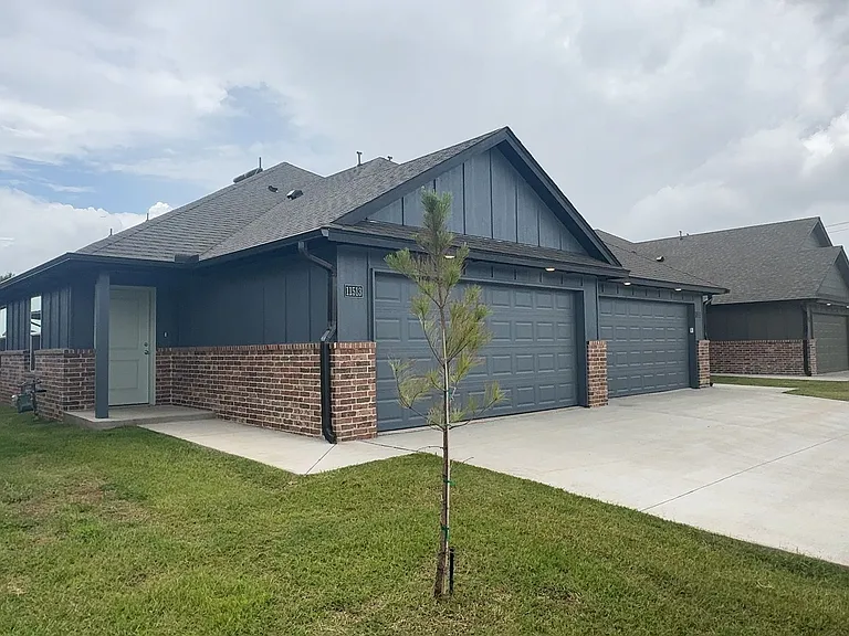 11513 University Dr — Photo 2