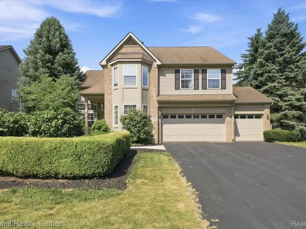 5741 Bingham Dr, Commerce Township, MI 48382