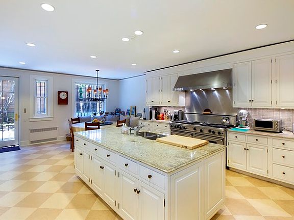 3rd image of 14 E 93rd St