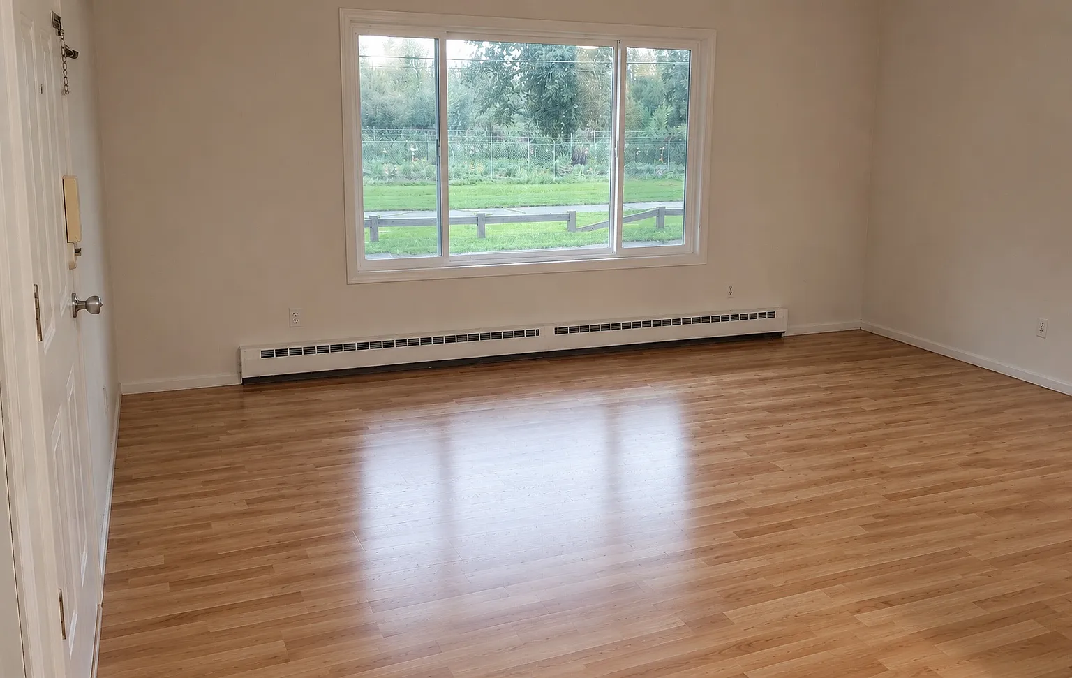 3 bed, 912 sqft, $2,140 — Photo 3