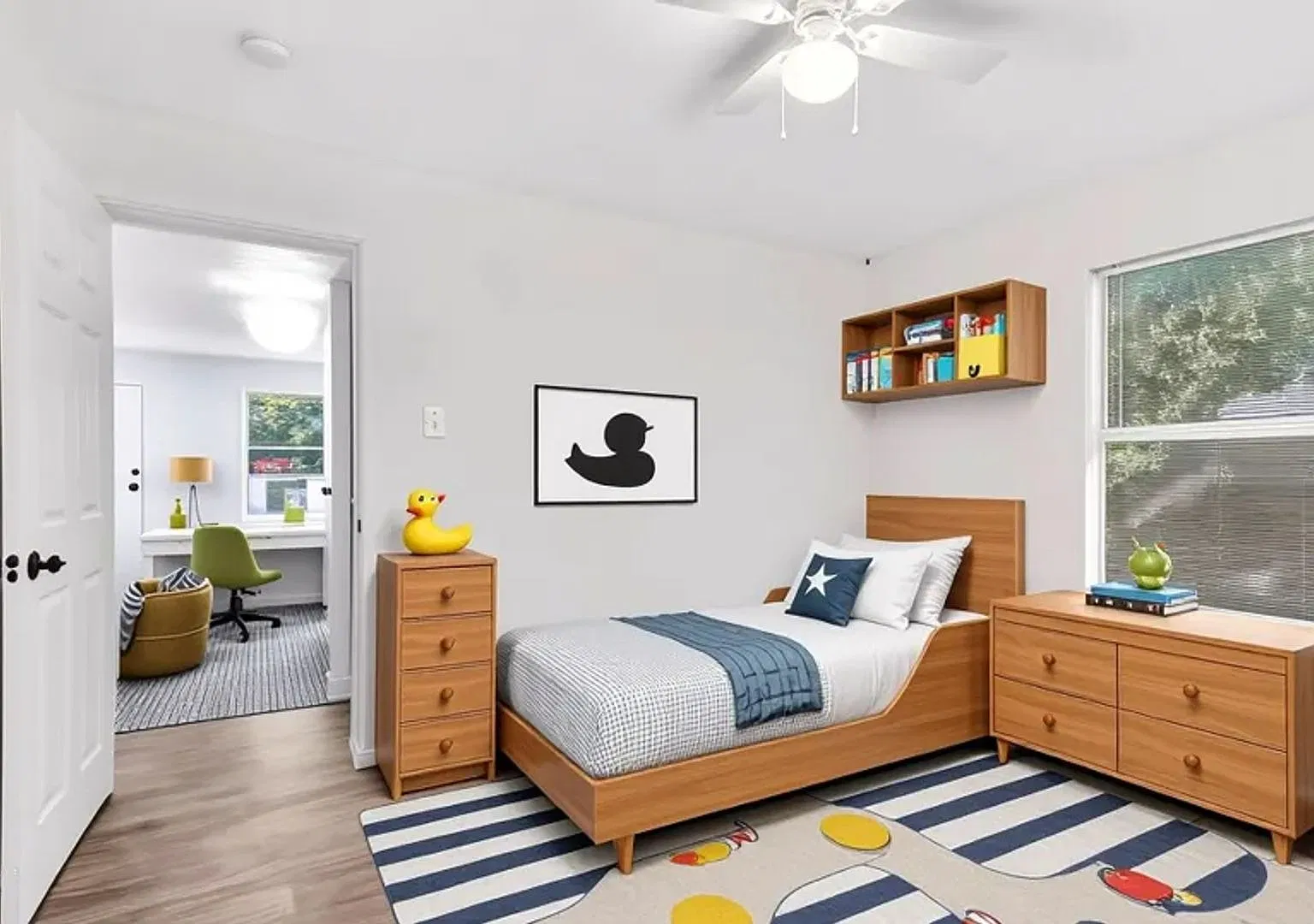 Charming 2 Bed / 1 Bath Duplex with Backyard — Photo 3