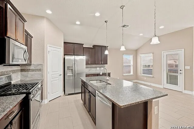 3 bed, 2.0 bath, 1768 sqft, $2,200 — Photo 4