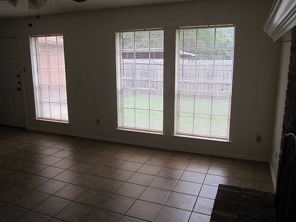 4th image of 2106B Oak Hollow St