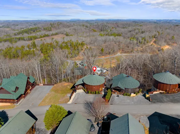 1088 Towering Oaks Dr, Sevierville, TN 37876