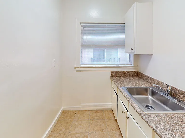 Union Apts...Remodeled Studio..New Laminate Floors...1 MONTH FREE! — Photo 2