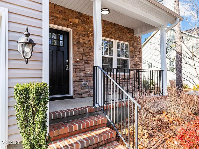 290 Adams Cir — Photo 12