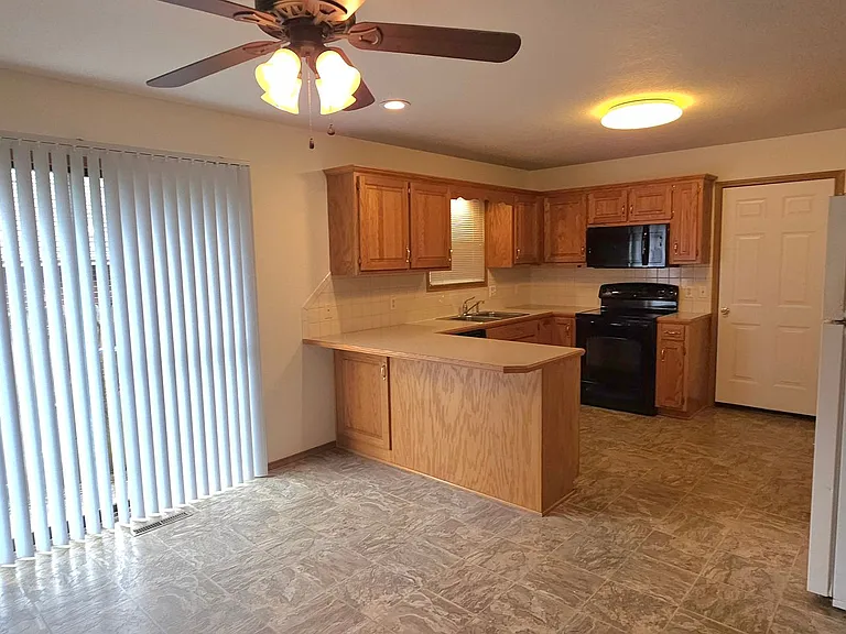 3056 S Fort Ave — Photo 3