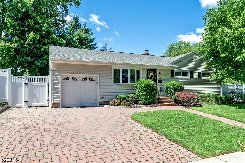 3 bed, 1.5 bath, $4,950 — Photo 2