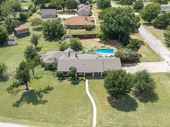 3rd image of 301 Meadow Knoll Dr