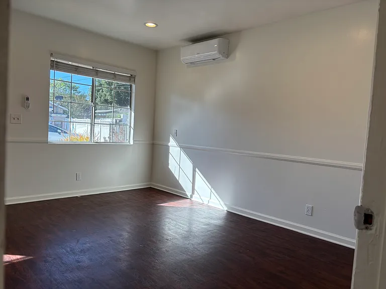1454 1/2 W Stoneridge Ct — Photo 3