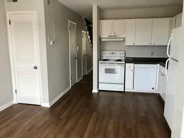 1020 Hickory Hill Ln — Photo 2