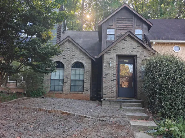 887 Brandy Oaks Ln, Stone Mountain, GA 30088