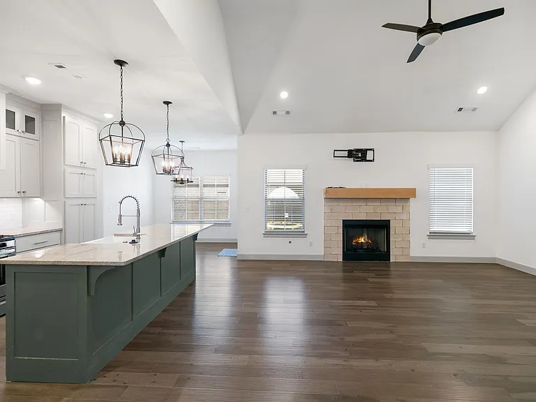 1001 Laux Ln — Photo 4