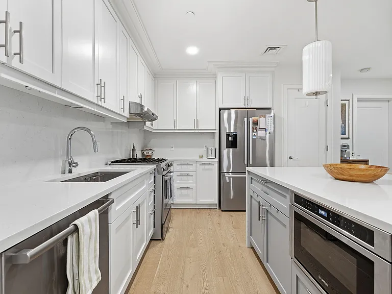 301 Border St #302 — Photo 9