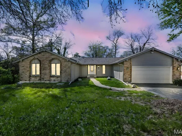 863 Woods Mill Rd, Ballwin, MO 63011