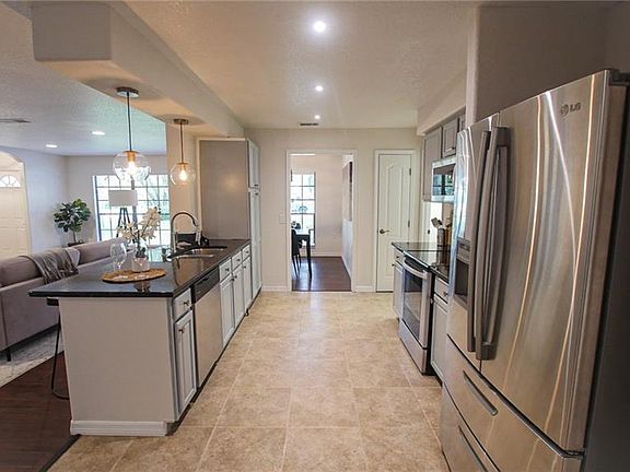 5th image of 2808 Deerbrook Dr