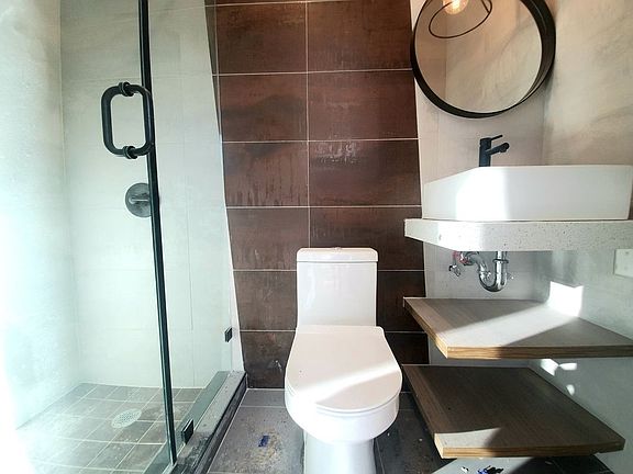 5th image of 376 Bedford Ave #3B