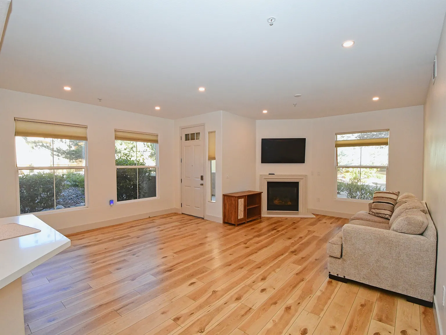 2 bed, 1317 sqft, $2,400 — Photo 4