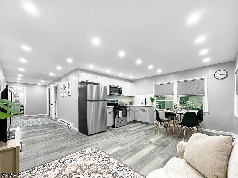 208 Fayette Ave photo 1