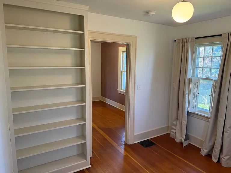 945 University St — Photo 15