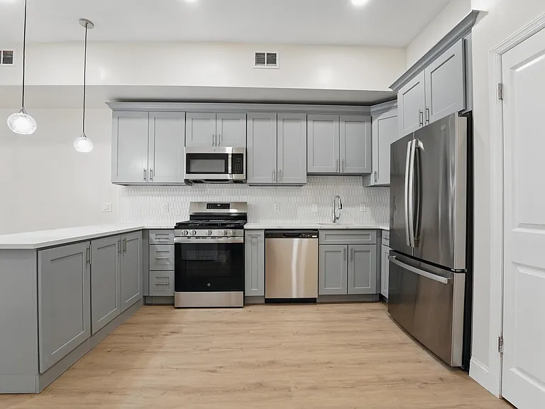 949 Summit Ave #2 — Photo 11