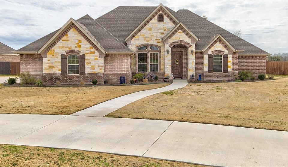 1st image of 110 Bridle Path Dr